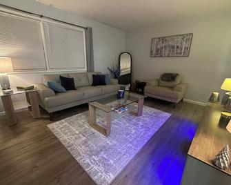3 Bedroom - Creek Access Alaskan Blackstone Retreat - Anchorage - Living room