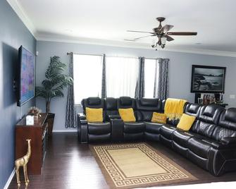 '4 Bedroom, Suburban Serenity Stay' 10 min from Downtown Raleigh - Raleigh - Vardagsrum
