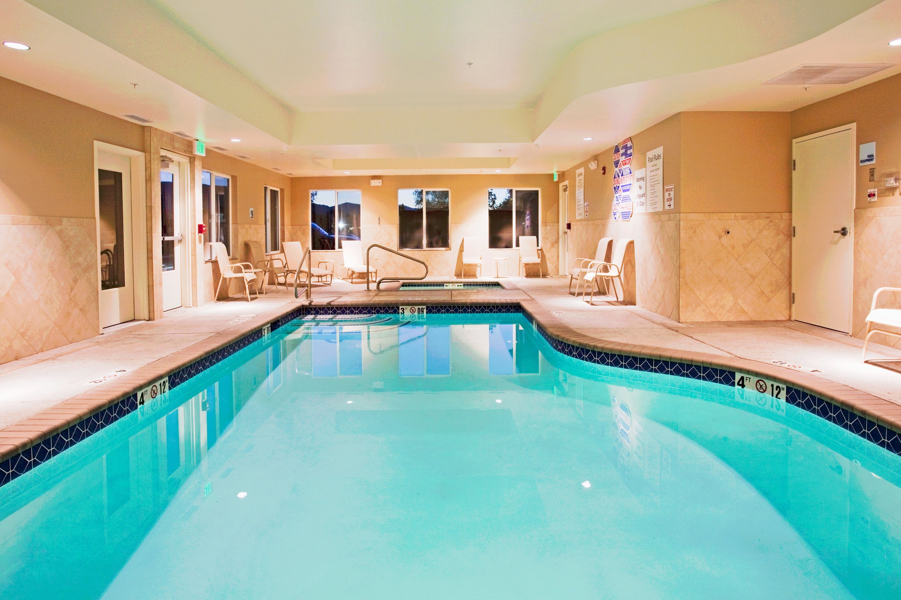 Holiday Inn Express & Suites Reno Airport By IHG - רנו - בריכה