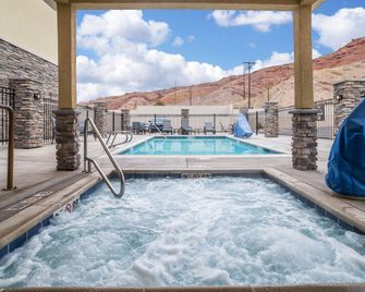 Comfort Suites Moab near Arches National Park - Moab - Pool