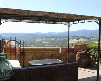 Tuscan Farmhouse with 7 Apartments for max 30 persons - Castelnuovo di Val di Cecina - Balcón