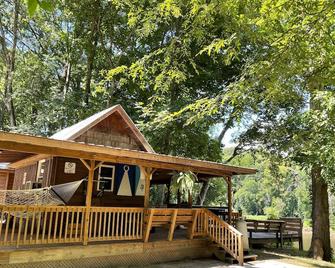 Eco Cabin by River-Extensive Decking Areas, Private Pier, Private Floating Dock - Elizabethtown - Patio