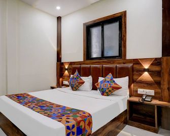 Hotel Golden Sands Inn - Mumbai - Bedroom