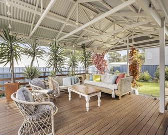 Perfect for families, couples, business & pet friendly! - Clare - Patio