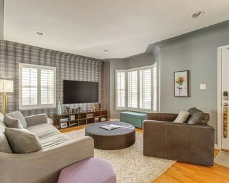 Walk to City Park: Chic Home w/ Hot Tub & Yard - Denver - Sala de estar