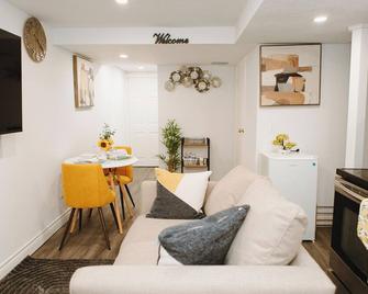 Perfectly Situated Cozy, Private 1 Bedroom Apartment With Separate Entrance - Kitchener - Living room