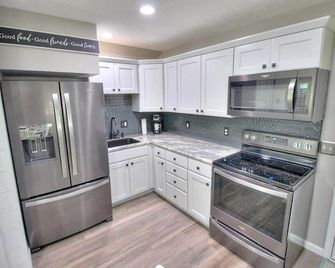 Peaceful Cabin On The Lake-Pet Friendly! - Fremont - Kitchen