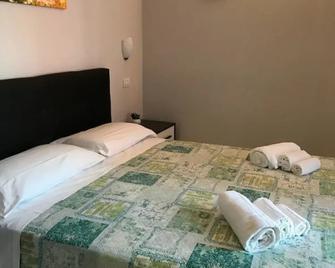Hotel Daisy - Сан-Джованні-Лупатото - Спальня