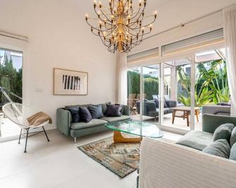 Four Bedroom Mimosas Villa With A Private Pool - Atamaría - Sala de estar