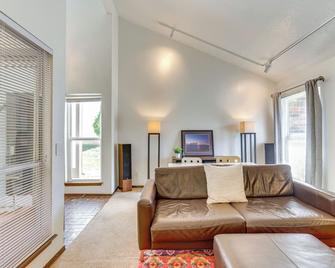 Edmond Townhome with Pool Access Near Arcadia Lake! - Edmond - Living room