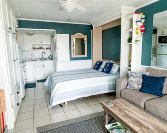 Beautiful Bogue Shores 1st Floor Studio with Beach & Sound Access - Atlantic Beach - Schlafzimmer