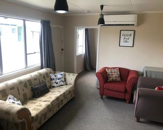 Mackenzie Cottage - Twizel - Living room