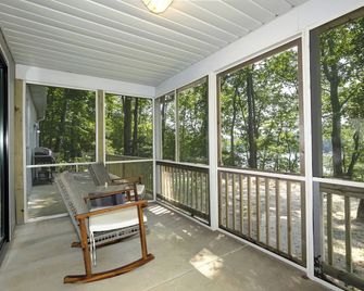 Newly Renovated River Retreat w/Dock and Pool - Lusby - Balcón