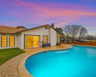 Hill Country Luxe Oasis + Pool - Universal City - Piscina