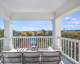 Birkdale Pool-View, Elevator,Shop-Eat-Work-Play - Huntersville - Parveke