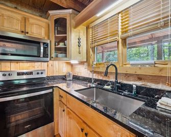 'Appy Pappy's'—Hot Tub—Pool Table—Mountain Retreat - Seven Devils - Kitchen