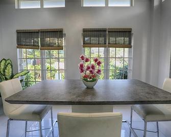 Gulfview Townhouse with Pool and Jacuzzi - Carenage - Dining room