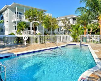 Middle Sunset - Key West - Pool
