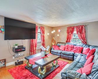 Bring Your Pet and Visit Springfield Westfield Home - Westfield - Living room
