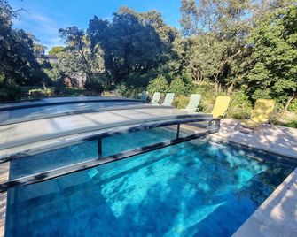 Maison Avec Piscine Chauffée et Grand Parc Clôturé - Uchaux - Piscina