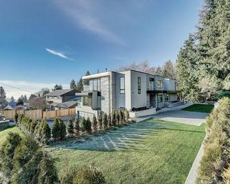 T Bright & Cozy Queen & Sofa Beds Room Ensuite - West Vancouver - Building
