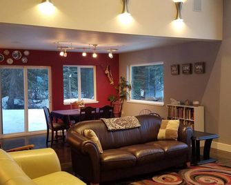 Breathtaking Mountain Views tucked away in private. Outdoor Sauna and Hot Tub! - Palmer - Sala de estar