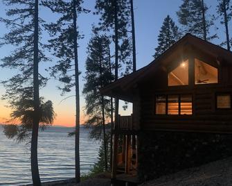 Flathead Lake cabin with beachfront, stunning views - Polson - Building