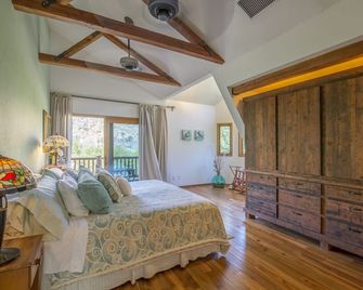The Lazy Crane; A Luxury Cabin on the Kern River - Kernville - Bedroom