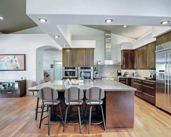 Exotic 4 Bedrooms Bungalow, Hot Pool Pool Table, Ping Pong - Drumheller - Kitchen