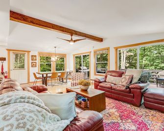 Bee & Bae Hideaway - Banner Elk - Salon