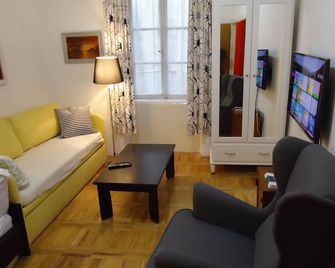 Rovinj Central Apartment Arcovecchio- Historical Seaside Next To Main Square! - Rovinj - Living room