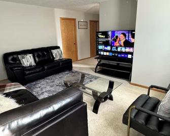 Lachify's Place-Serene townhouse - West Fargo - Living room