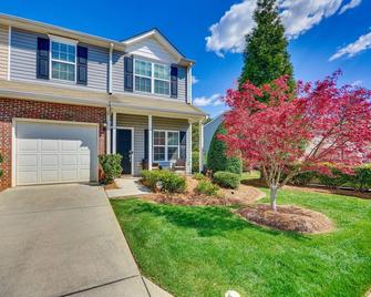 Cozy Greensboro Townhome with Community Pool and Grill - Greensboro - Building