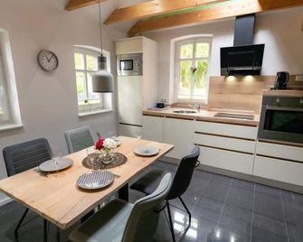 Friesenwind - Hochwertige Ferienwohnung mit Gartenoase - 우타르프 - 다이닝룸
