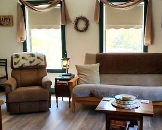 Serene Country Cabins 1 In the heart of Vermont - Hyde Park - Living room