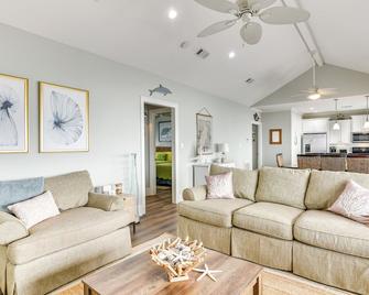 Oceanfront Crystal Beach Vacation Home with Deck! - Crystal Beach - Living room