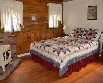 Cozy Cabin with beautiful mountain view located along the scenic Saco River - North Conway - Bedroom