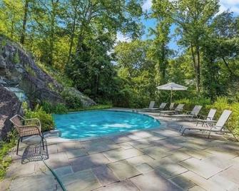 Estate Home with Pool and Privacy for fun with family and pets - Armonk - Piscina