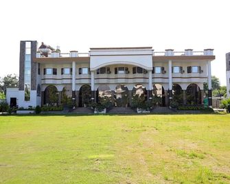 OYO 19567 Shimla Resort - Lucknow - Edificio