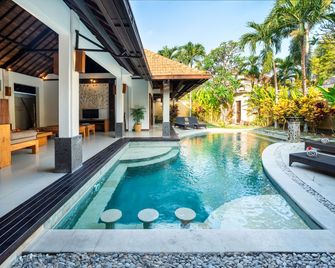 The Maya Seminyak Villas - Kuta - Uima-allas