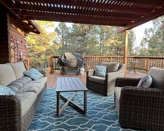 Cozy cabin in the woods. 12 min from the Angel Fire ski resort; 6 to golf course - Angel Fire - Patio
