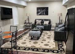 Lovely 2 bedroom basement apartment located in quiet subdivision in Snellville. - Snellville - Sala de estar