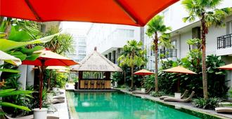 b Hotel Bali & Spa - Denpasar - Piscina