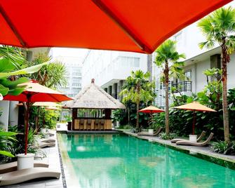b Hotel Bali & Spa - Denpasar - Zwembad
