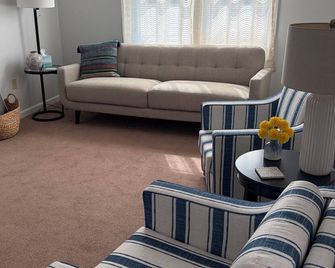 2-bedroom town-home in Winchester - Winchester - Obývací pokoj