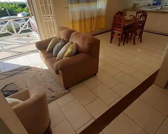 Richlyn's House perfect for a peaceful and quiet vacation - Portsmouth - Living room