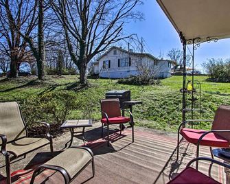 2 Mi to Downtown Knoxville Cozy Home with Patio - Knoxville - Patio
