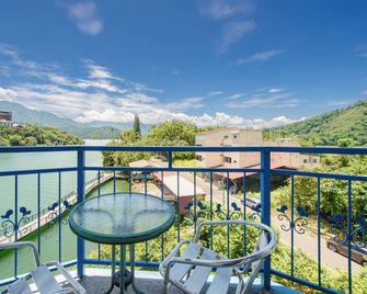 Bishui Shanju Lakeside B&B - Yuchi Township - Ban công