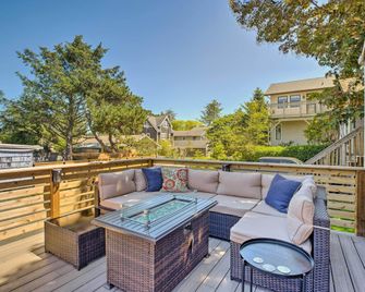 Quaint 'Sur La Mer' Cottage w/ Deck, Fire Pit - Seaside - Balcony