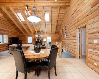 Iconic Log Cabin Escape - Idaho Springs - Hot Tub - Idaho Springs - Dining room